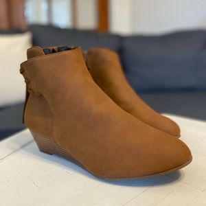 SOLD - Comfortview Women's Wide The Evalyn Bootie Size 11